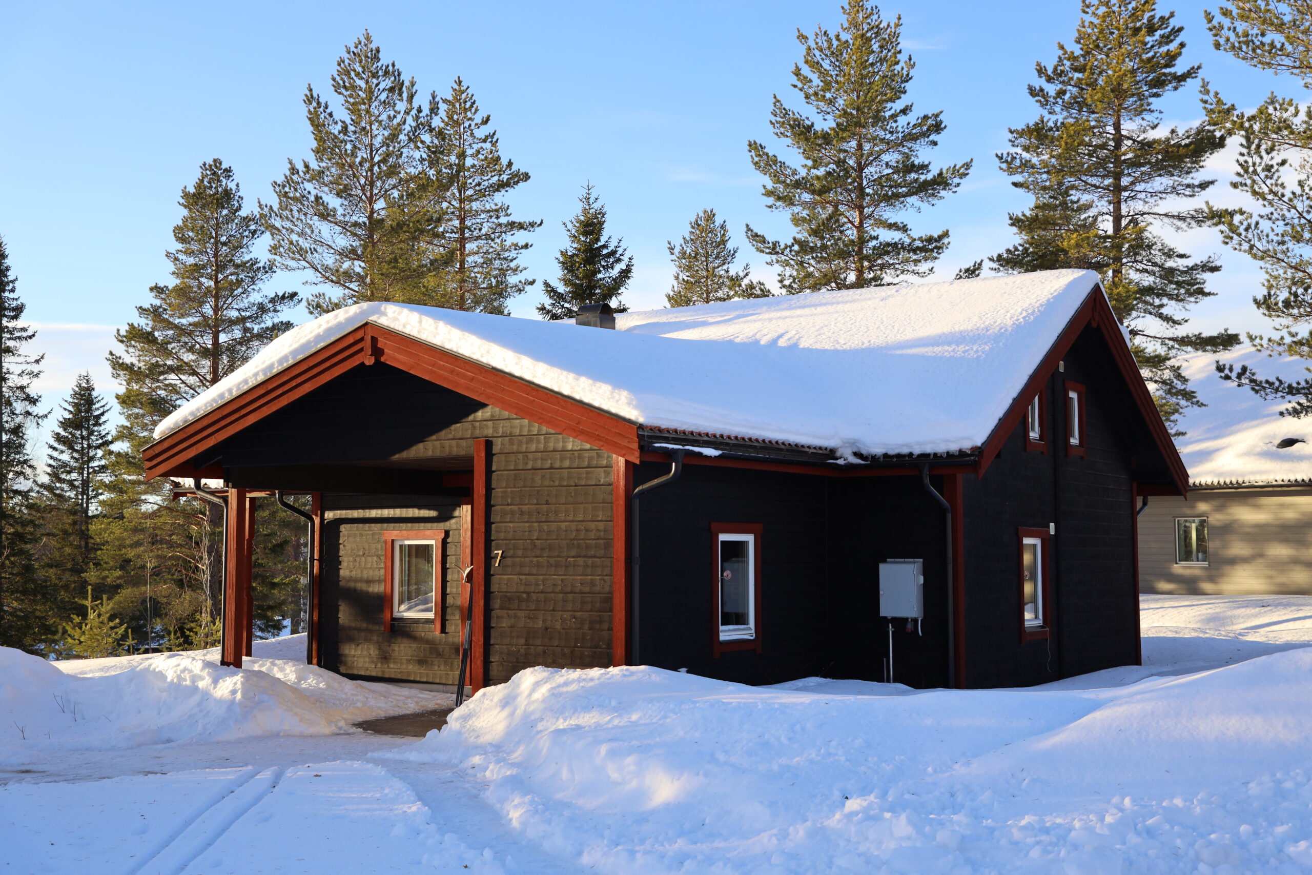 Brun timmerstuga med röda knutar. Vinter miljö. Brun timmerstuga med röda knutar. Vinter miljö.