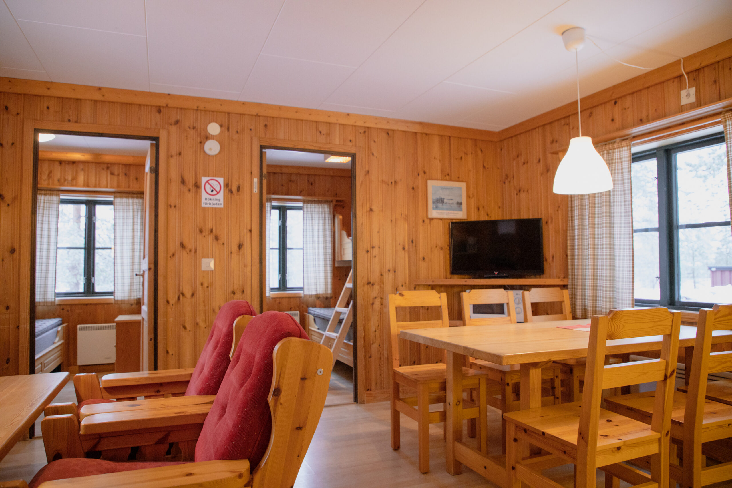 Allrum med matplats, sittgrupp och TV Allrum med matplats, sittgrupp och TV